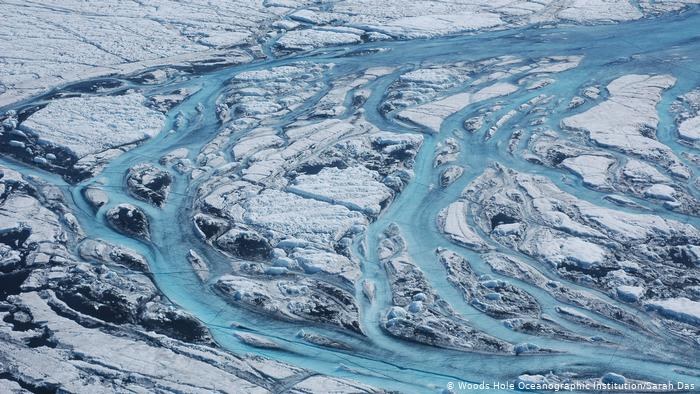 W wielu częściach świata brakuje wody, a w regionach polarnych woda z lodowców spływa do oceanów /Deutsche Welle
