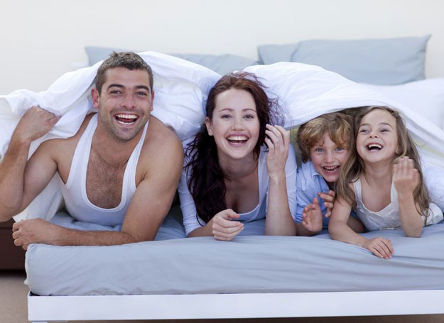 W wielu domach takie rodzinne łóżko sprawdza się znakomicie, w innych zaś nie sprawdza się w ogóle /123RF/PICSEL