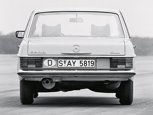 W wielu klasycznych samochodach, między innymi w Mercedesach W114/115, z uwagi na umieszczenie zbiornika paliwa wlew jest na tylnym pasie nadwozia. /Mercedes
