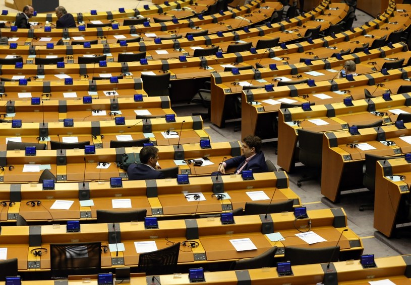 W wielu krajach brakuje testów na koronawirusa (na zdj. praktycznie pusta sala europarlamentu) /FRANCOIS WALSCHAERTS /AFP