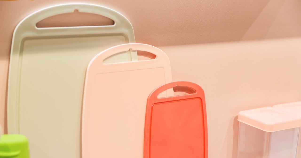 W wielu kuchniach na co dzień używa się plastikowych desek. Czy rzeczywiście to dobry wybór? /Pixel