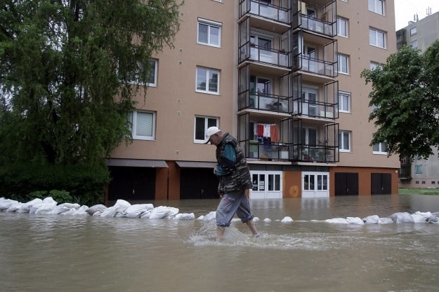 W wielu miastach najbardziej pożądane są nieruchomosci w dzielnicach zagrożonych powodzią /AFP