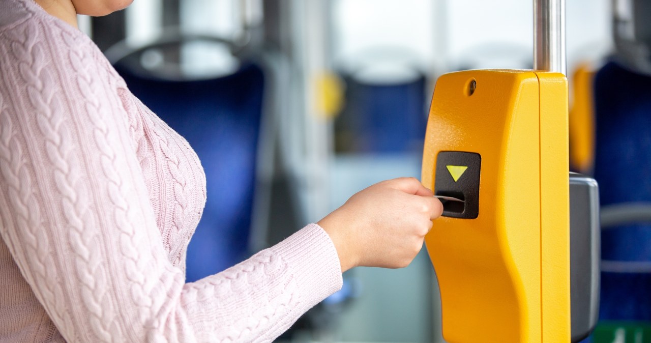 W wielu miastach samorządy wprowadziły tzw. bilety seniora, które oferują znaczące zniżki. /123RF/PICSEL