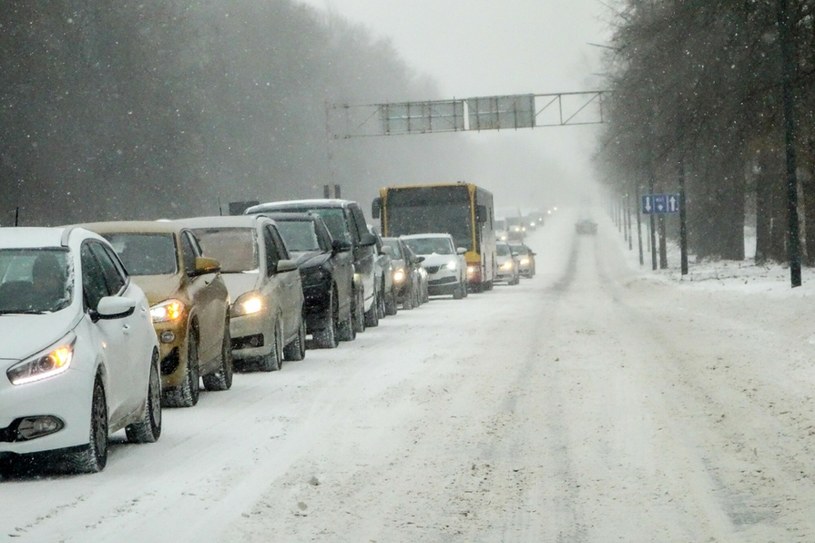 W wielu miejscach drogowcy nie radzili sobie ze śniegiem i kierowcy musieli jeździć po takich drogach /Piotr Kamionka /Reporter
