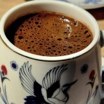 W wielu miejscach na świecie dodają do kawy zamiast cukru. Dobrze nawadnia i poprawia trawienie