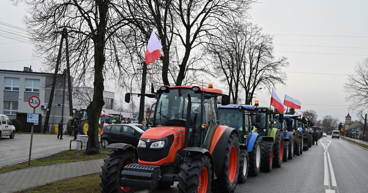 W wielu miejscach rolnicy blokują drogi /	Grzegorz Michałowski   /PAP