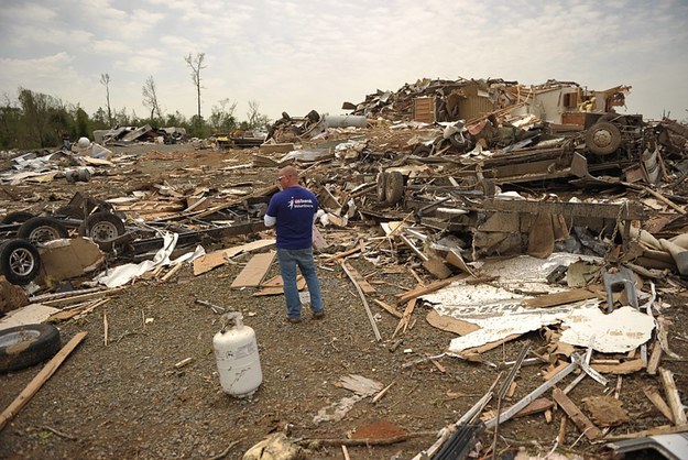 W wielu miejscowościach w Nebrasce żywioł zniszczył lub uszkodził domy /BRANDON DILL   /PAP