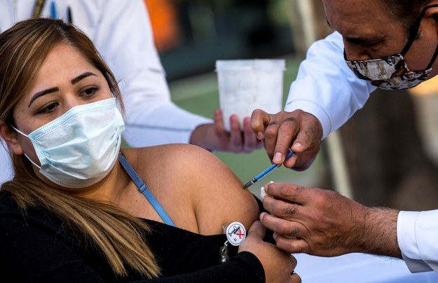 W wielu państwach na świecie trwają już szczepienia przeciwko Covid-19 /MIGUEL SIERRA /PAP/EPA