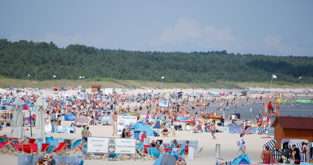 W wielu polskich kurortach plaże "pękają w szwach". Na sierpniówkę warto więc wziąć pod uwagę nieco spokojniejsze alternatywy. /East News