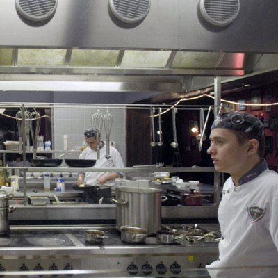 W wielu praskich restauracjach pracują obcokrajowcy /AFP