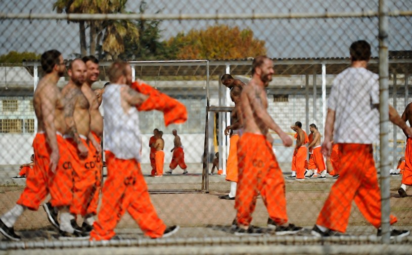 W więzieniu czas staje w miejscu - zwłaszcza dla tych, którzy trafili tam przed erą internetu /Getty Images/Flash Press Media