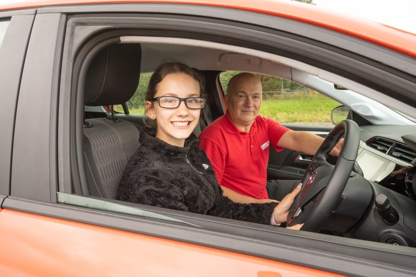 W Wlk. Brytanii dzieci i młodzież bez prawa jazdy uczą się jeździć specjalnymi autami na torach szkoleniowych. Nie są to jednak 10-latki /Informacja prasowa