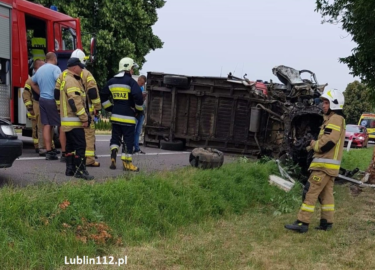 W Wólce Orłowskiej ciężarówka wioząca konie uderzyła w drzewo