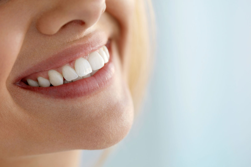 W wybielaniu zębów nie przesadzaj z cytryną. Stosowana w nadmiarze może powodować erozję szkliwa /123/RF PICSEL