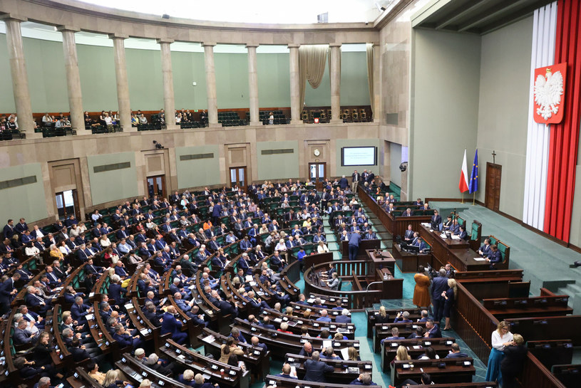 W wyborach do Sejmu opozycja łącznie mogłaby liczyć na 57 proc. głosów /Piotr Molecki/East News /East News
