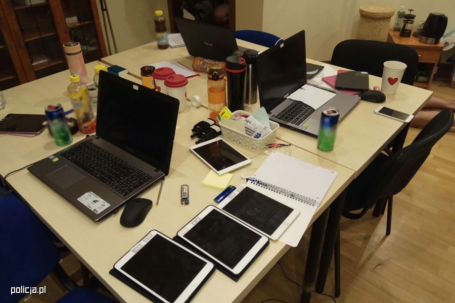 W wynajmowanych luksusowych domach gang prowadził centra komunikacji teleinformatycznej /Policja