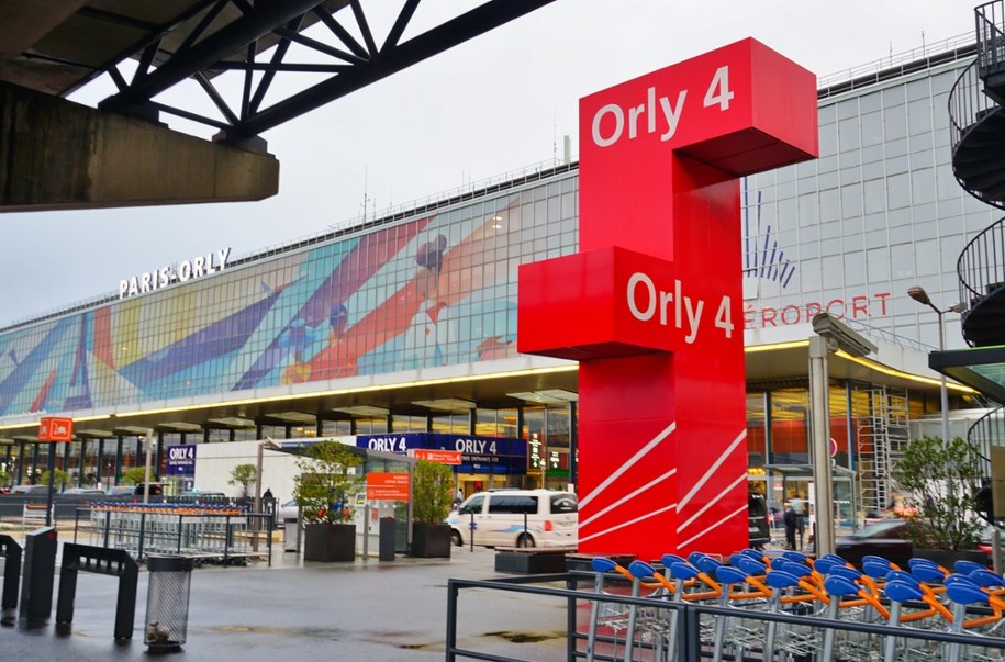 W wyniku awarii wieży kontrolnej na stołecznym lotnisku Paris-Orly 40 proc. lotów ma zostać odwołanych /Shutterstock
