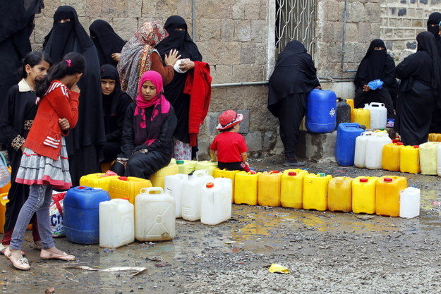 W wyniku bombardowań tysiące Jemeńczykółw zostało zmuszonych do porzucenia swoich domów /YAHYA ARHAB /PAP/EPA