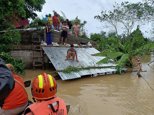 W wyniku burzy tropikalnej Trami zginęło co najmniej 26 osób /PAP/EPA/PHILIPPINE COAST GUARD HANDOUT /PAP/EPA