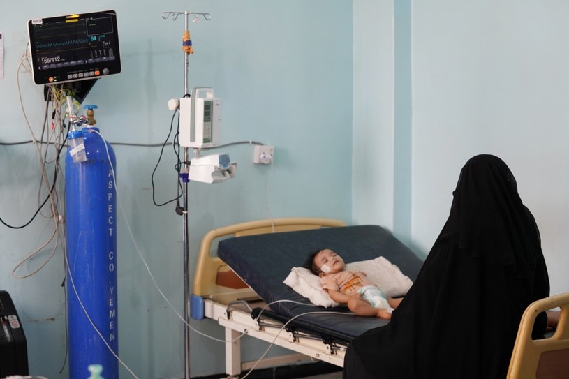 W wyniku działań wojennych połowa ośrodków zdrowia nie działa. Tymczasem oprócz wojny i głodu Jemen dziesiątkują epidemie /Getty Images