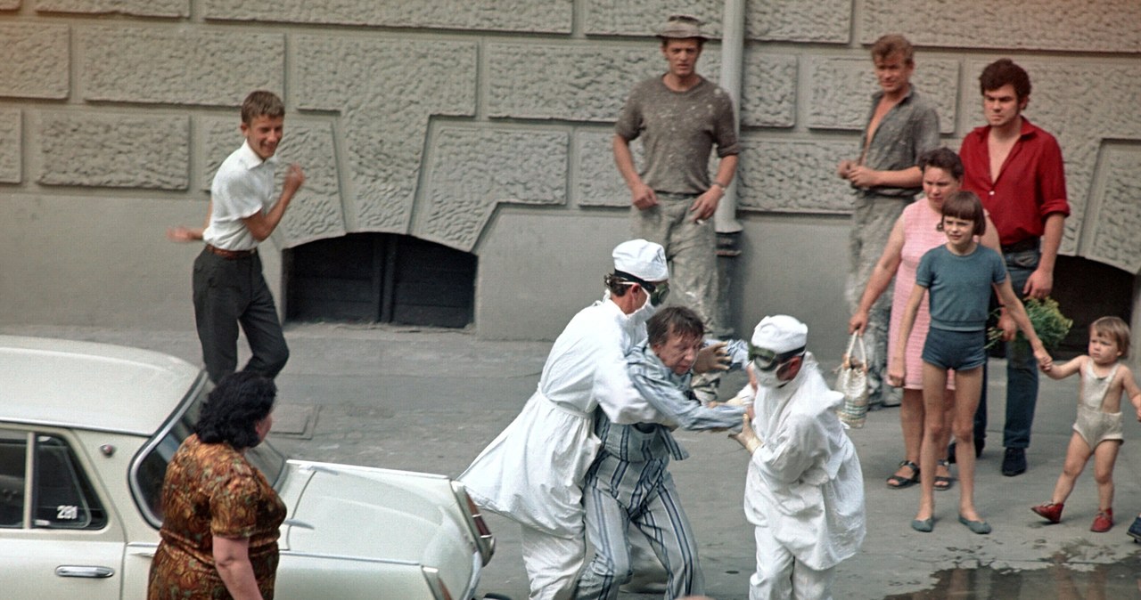 W wyniku epidemii ospy prawdziwej we Wrocławiu zmarło siedem osób. Skutki mogły być o wiele groźniejsze (Kadr z filmu "Zaraza" Romana Załuskiego) /East News