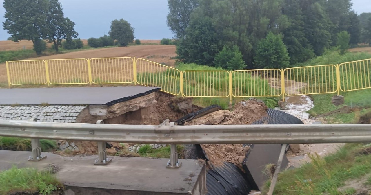 W wyniku nawałnic obwodnica Ćmielowa została poważnie uszkodzona. Trasa może być zamknięta do końca roku. /Komenda Powiatowa Państwowej Straży Pożarnej w Ostrowcu Świętokrzyskim /