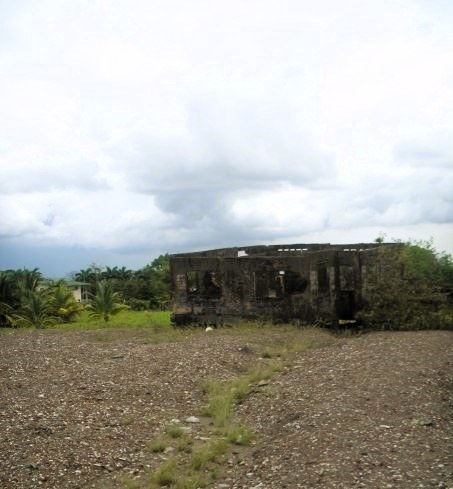 W wyniku ostatniej erupcji błotnego wulkanu na Karaibach wiele osób straciło domy. Zostały po nich zgliszcza. /Domena publiczna /Wikimedia