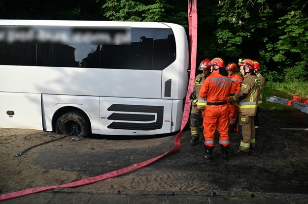 W wyniku pęknięcia rury i podmycia jezdni ulicy Pszennej w Szczecinie zapadł się autobus turystyczny /	Marcin Bielecki   /PAP