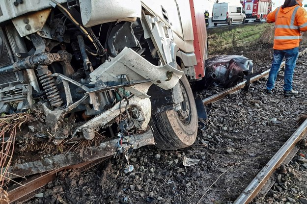 W wyniku poślizgu pojazd ciężarowy zjechał na przeciwległą część jezdni i wpadł na torowisko /Mateusz Marek /PAP
