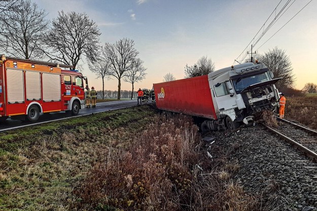 W wyniku poślizgu pojazd ciężarowy zjechał na przeciwległą część jezdni i wpadł na torowisko /Mateusz Marek /PAP