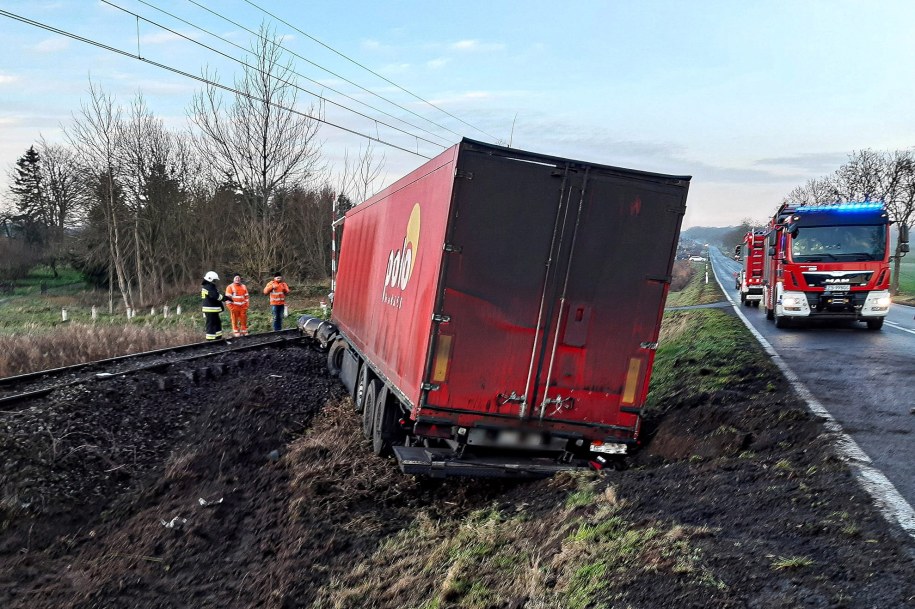 W wyniku poślizgu pojazd ciężarowy zjechał na przeciwległą część jezdni i wpadł na torowisko /Mateusz Marek /PAP
