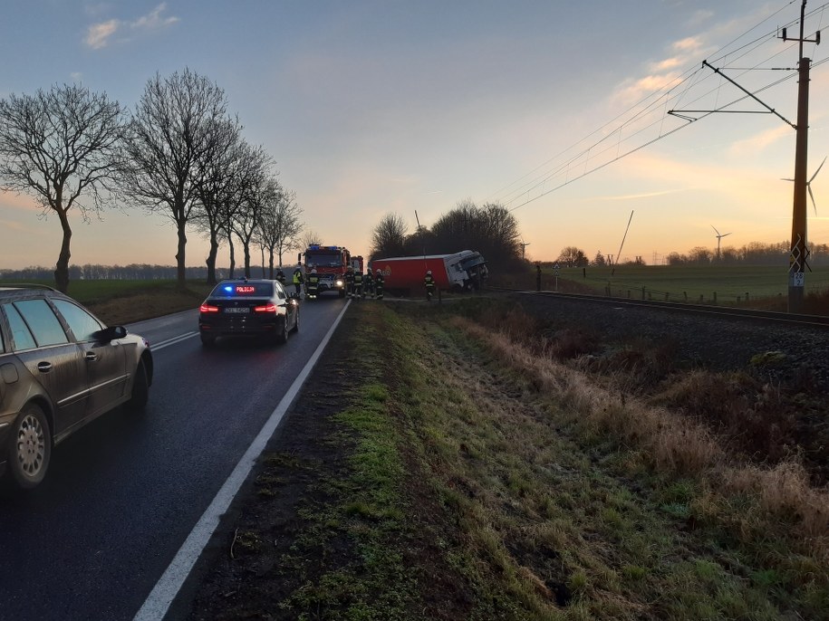 W wyniku poślizgu pojazd ciężarowy zjechał na przeciwległą część jezdni i wpadł na torowisko /Maciej Grala /Gorąca Linia RMF FM