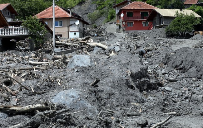 W wyniku powodzi zginęło ok. 50 osób /FEHIM DEMIR /PAP/EPA