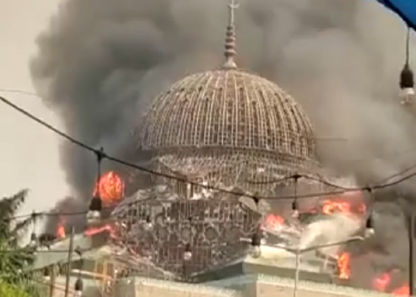 W wyniku pożaru zawaliła się kopuła meczetu w Dżakarcie /NEXTA /Twitter