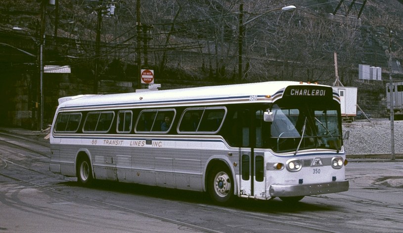 W wyniku spisku większość komunikacji miejskiej przejęły firmy powiązane z GM, operujące na autobusach tej marki. Pittsburgh, 1984 /Wikimedia Commons /domena publiczna