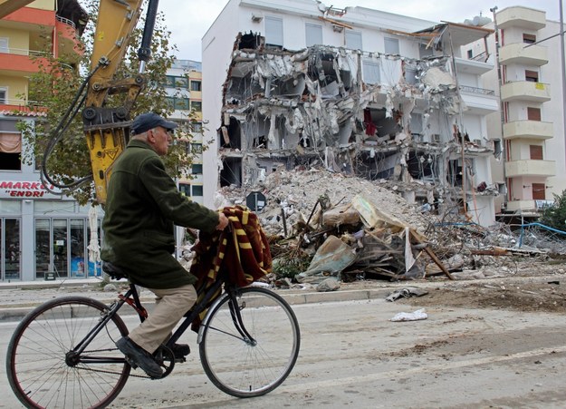 W wyniku trzęsienia ziemi w Albanii zginęło 51 osób /MALTON DIBRA /PAP/EPA