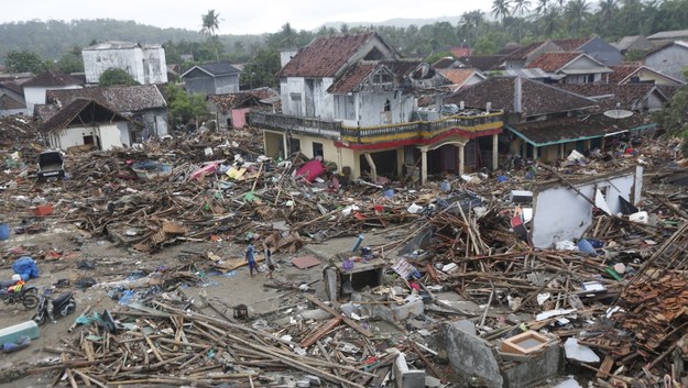 W wyniku tsunami dachu nad głową zostało pozbawionych 16 tys. ludzi /ADI WEDA /PAP/EPA