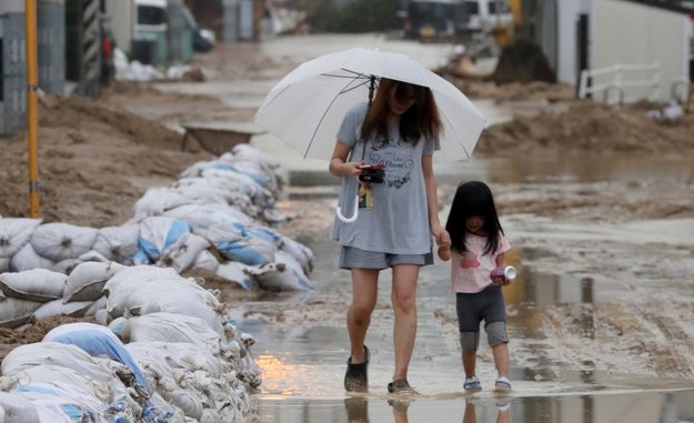 W wyniku ulewnych deszczy, powodzi i lawin błotnych, z którymi od prawie dwóch tygodni zmaga się Japonia, zniszczonych zostało już 270 szkół /JIJI PRESS /PAP/EPA