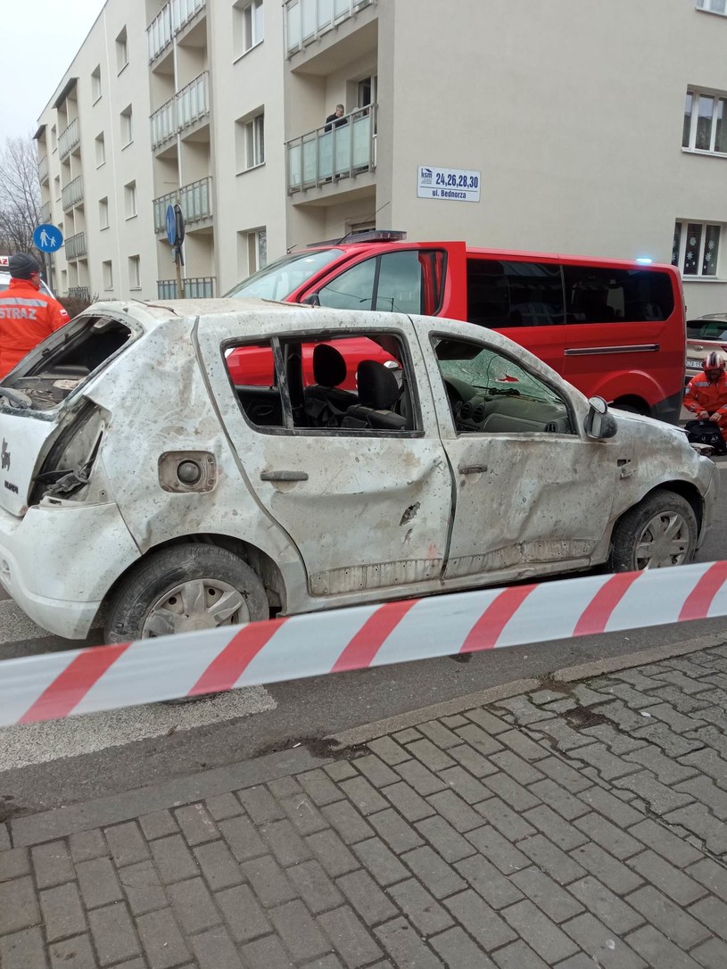 W wyniku wybuchu uszkodzony zostały także zaparkowane w okolicy samochody /Pani Dominika /