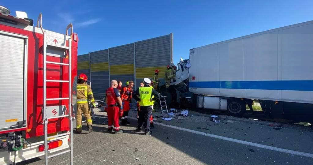 W wyniku wypadku na 195 km, trasa S8 jest zablokowana /fot. KP PSP w Łasku /