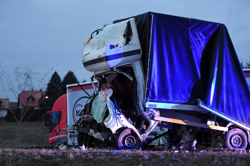 W wyniku wypadku zginął 24-letni kierowca Renault. /PAP
