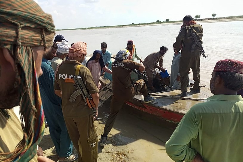 W wyniku wywrócenia łodzi na rzece Indus w Pakistanie zginęło co najmniej 20 osób, a 30 jest poszukiwanych /AFP /AFP