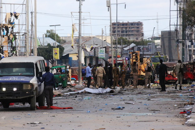 W wyniku zamachów terrorystycznych zginęło co najmniej 100 osób, a niemal 300 zostało rannych /SAID YUSUF WARSAME /PAP/EPA