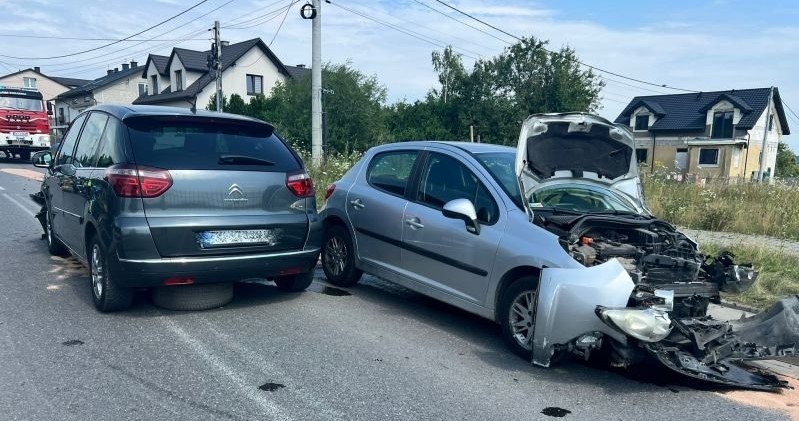 W wyniku zderzenia Peugeota z Citroenem pięć osób trafiło do szpitala. /Świętokrzyska policja /