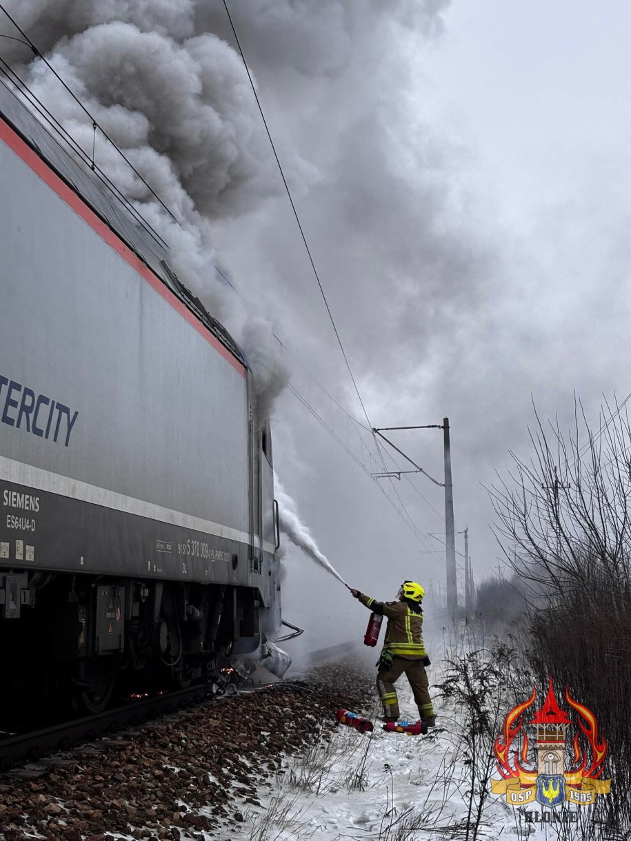 W wyniku zderzenia zapaliła się lokomotywa /OSP Błonie /PAP