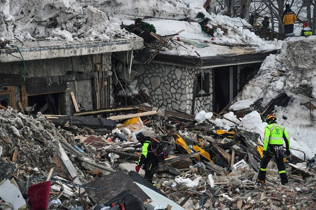 W wyniku zejścia lawiny na hotel zginęło 29 osób /ALESSANDRO DI MEO    /PAP/EPA