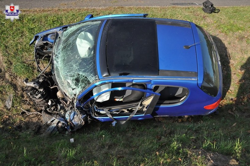 W wypadku kompletnie zniszczony został peugeot, a jego kierująca została ranna /Policja