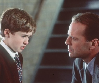 W wypadku reżysera doskonale sprawdziło się powiedzenie "do trzech razy sztuka". Kolejna produkcja Shyamalana okazała się bowiem strzałem w dziesiątkę. "Szósty zmysł" (1999) - opowieść o chłopcu, który widzi zmarłych - nie dość, że zarobił w kinach prawie 700 mln dolarów, to jeszcze doczekał się sześciu nominacji do Oscara (w tym dla Shyamalana w kategorii najlepszy reżyser i dla Haley'a Joela Osmenta za kreację Cole'a Seara).