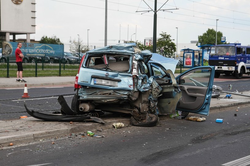 W wypadku tylko cudem nikt nie zginął, 2 osoby zostały ciężko ranne. Najważniejsze jednak, że tir jechał 50 km/h... /Jan Graczyński /East News