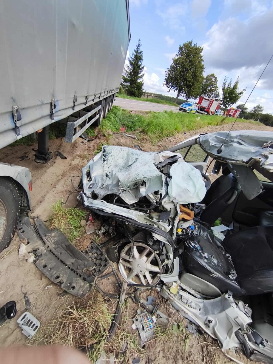 W wypadku zginął kierowca samochodu osobowego /Ochotnicza Straż Pożarna w Lidzbarku /